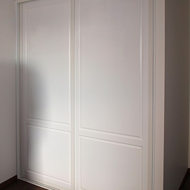 Klasikinė balta matinė spinta slankiosiomis durimis